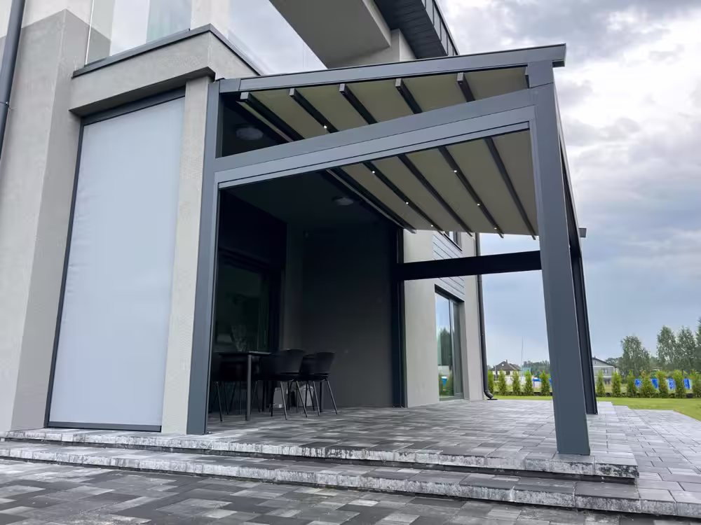 Pergola ar izvelkamu auduma jumtu un LED apgaismojumu
