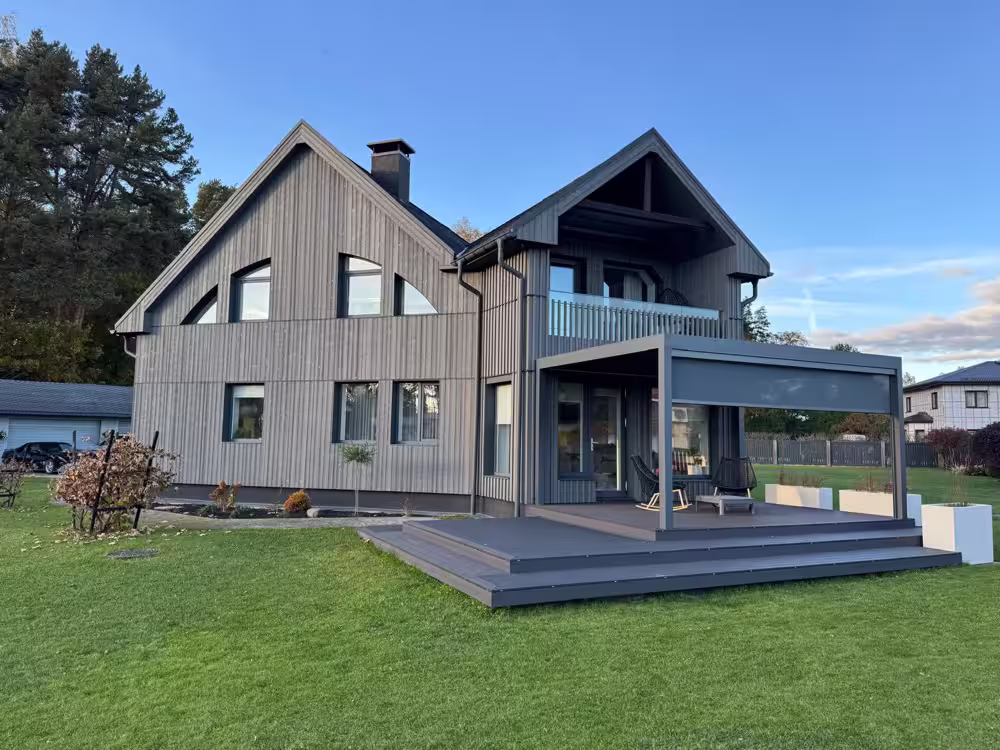 Alumīnija pergola virs WPC terases pie koka privātmājas