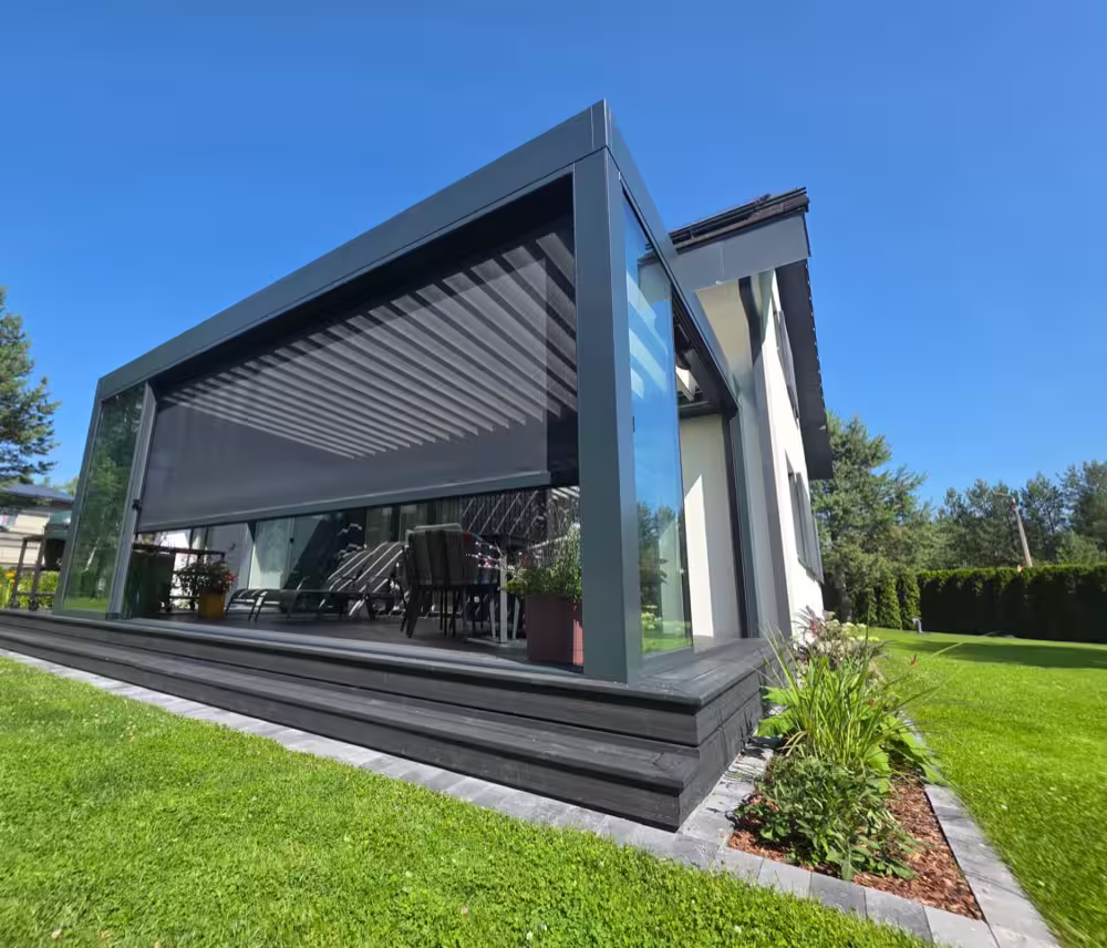 Bioklimatiskā pergola ar vertikālajām ZIP markīzēm un stikla sienām
