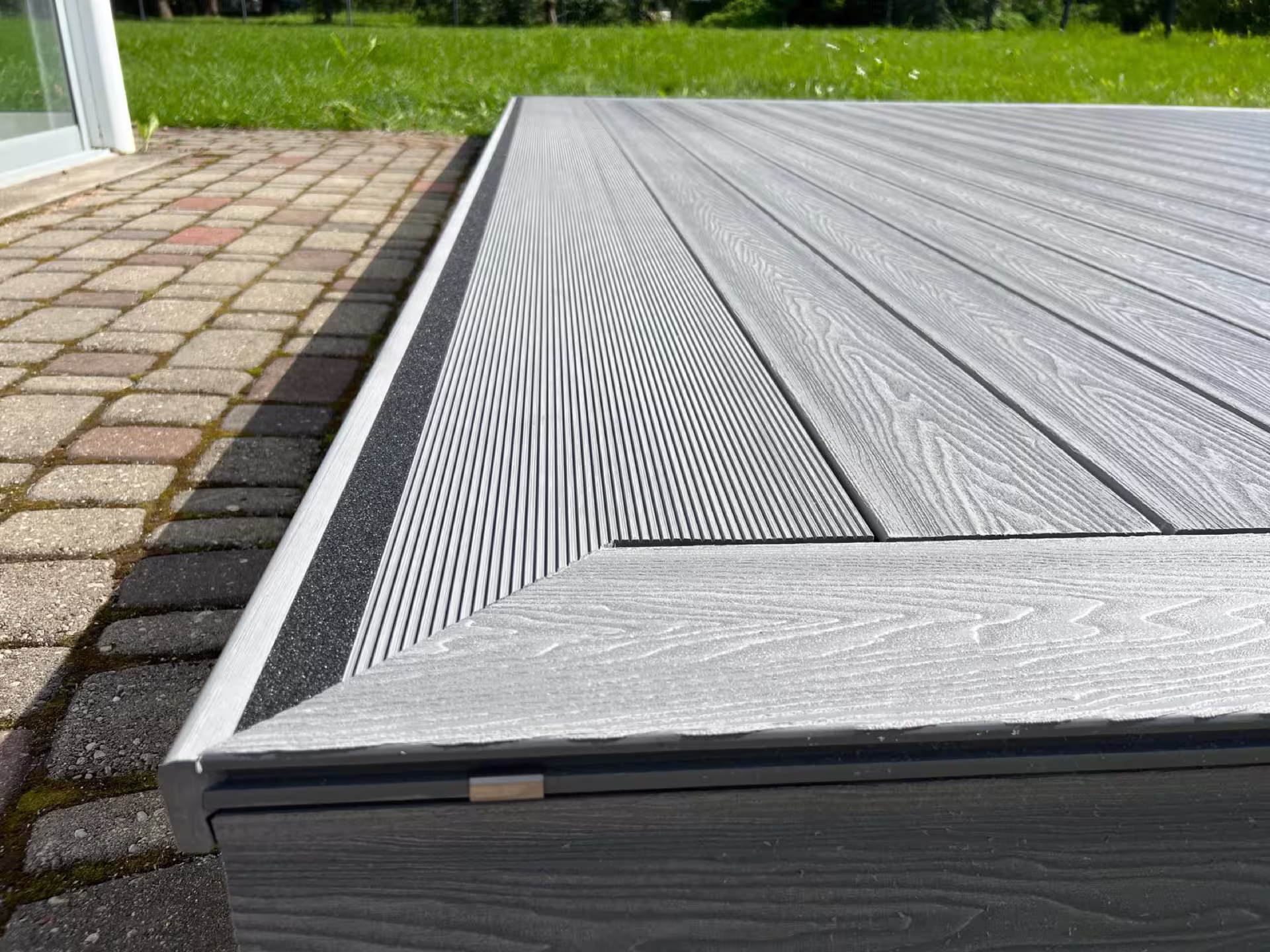 Terase ar stikla verandu