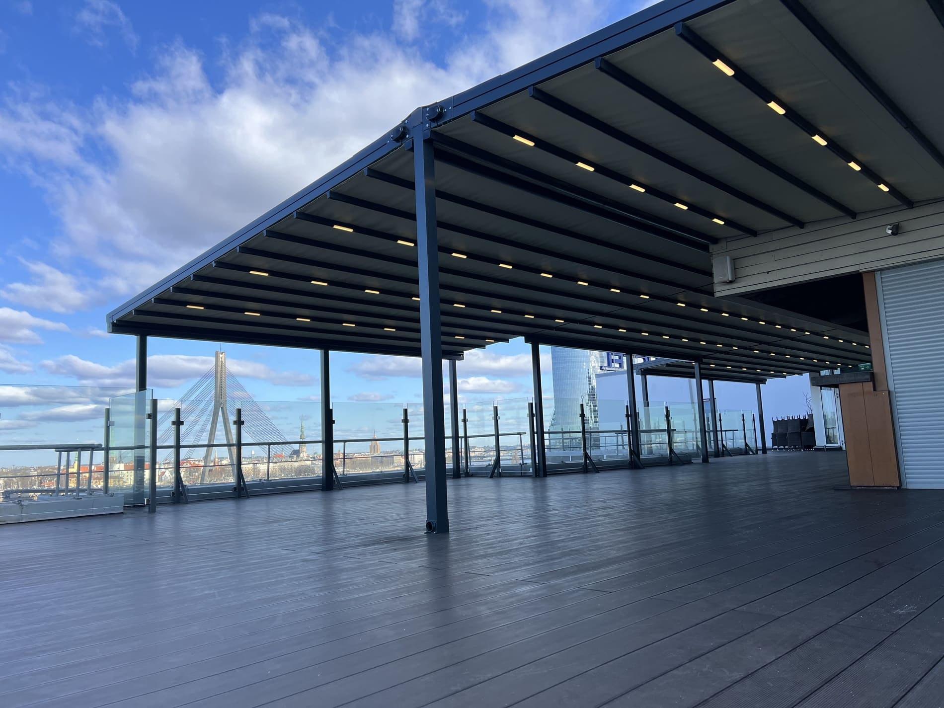 Island Hotel — skats no iekšpuses